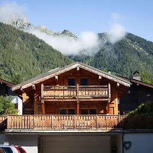 https://chalet-la-chaumiere.hotels-rhonealpes.com